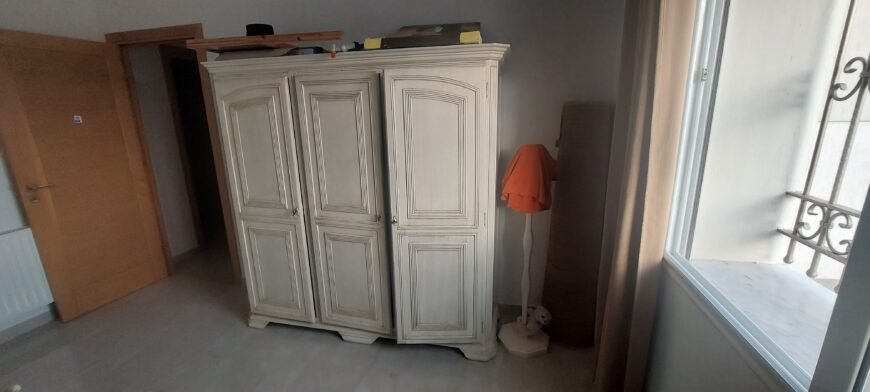 Chambre enfant 1 lit avec bureau chaise table de nuit et armoire
