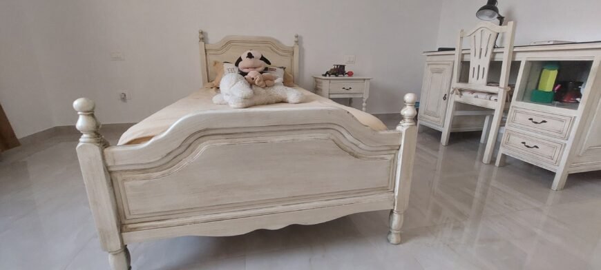 Chambre enfant 1 lit avec bureau chaise table de nuit et armoire