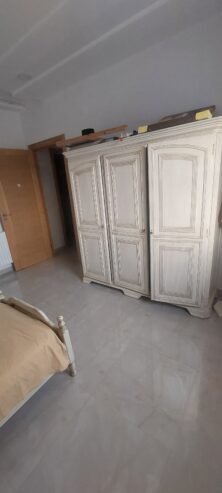 Chambre enfant 1 lit avec bureau chaise table de nuit et armoire