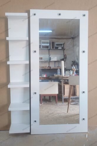 Miroir et étagères