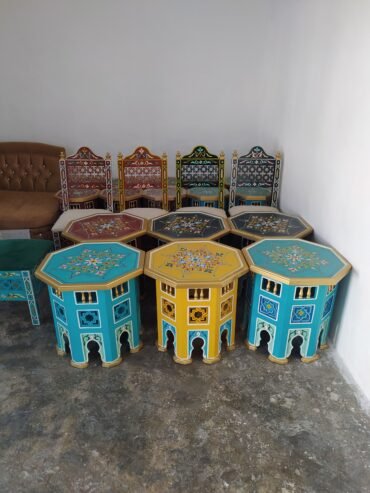 Des chaises et des tables en peinture traditionnelle