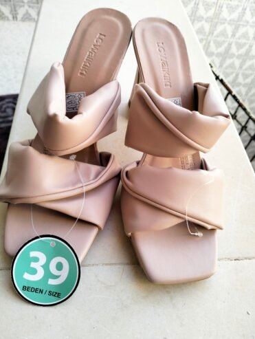 Mules femme à talons Nude jamais portées poiture39