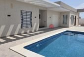 VILLA DE PLAIN-PIED AVEC PISCINE À HOUMT SOUK DJERBA ZA – RÉF V705
