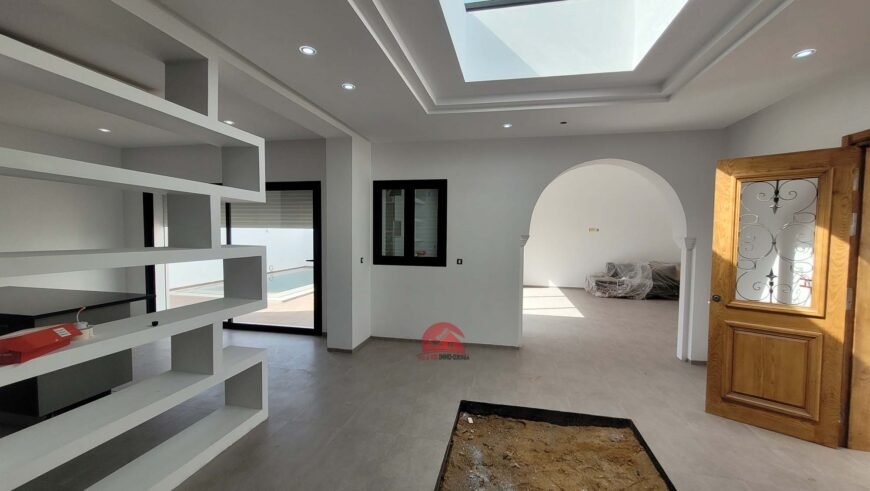 A VENDRE À DJERBA MIDOUN – VILLA AVEC PISCINE ZU – RÉF V683