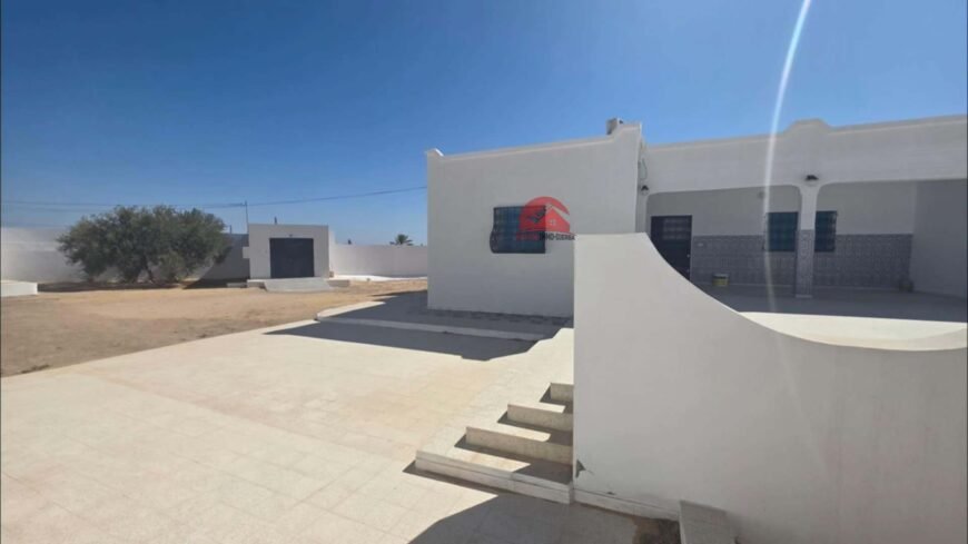 MAISON AVEC TERRAIN À VENDRE À HOUMT SOUK DJERBA ZA – RÉF V724